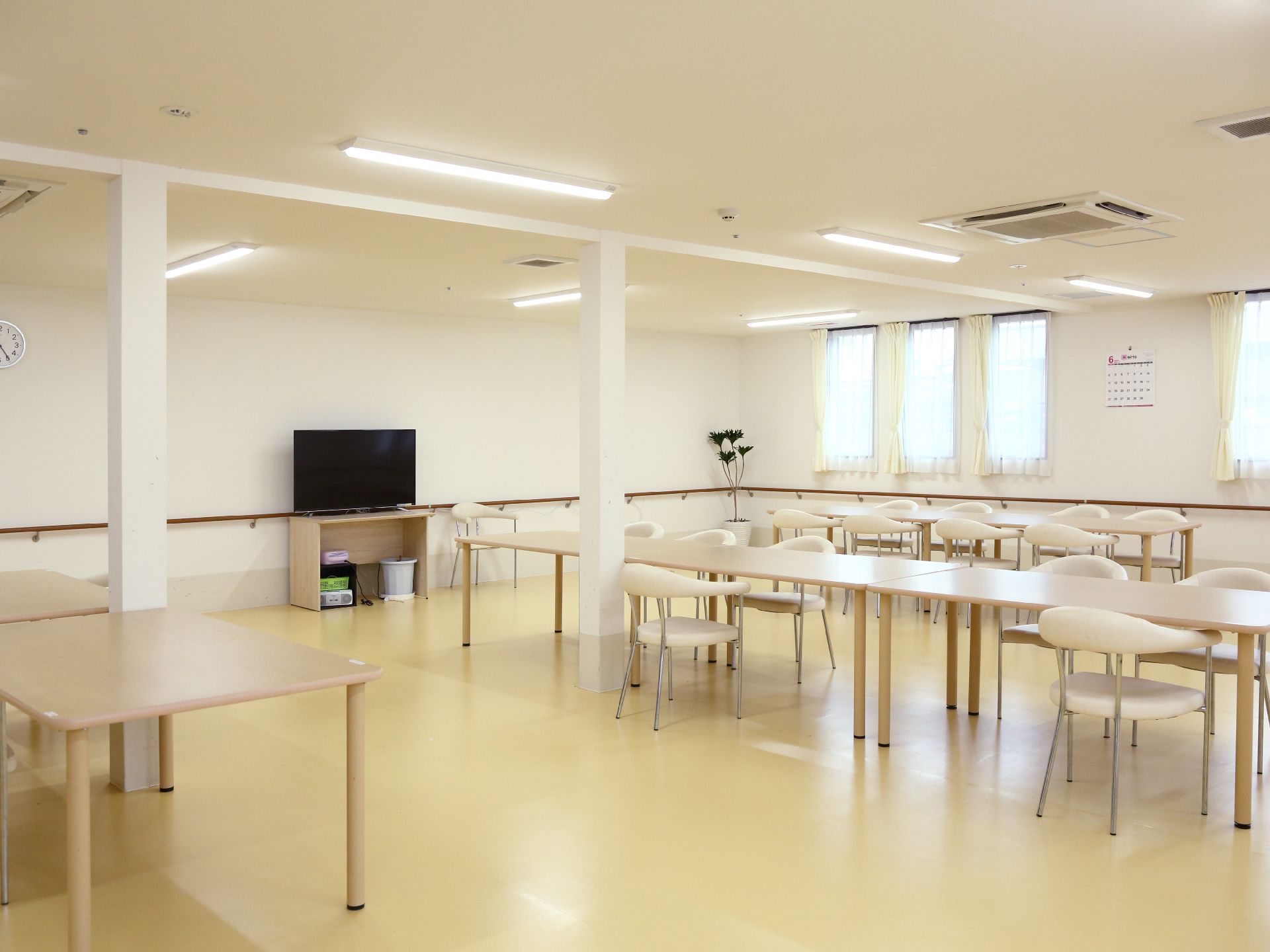 広々として掃除の行き届いた淡いアイボリーを基調とした食堂。テーブルや椅子も余裕を、もって設置してある。