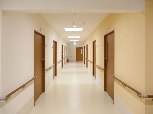 施設内の廊下