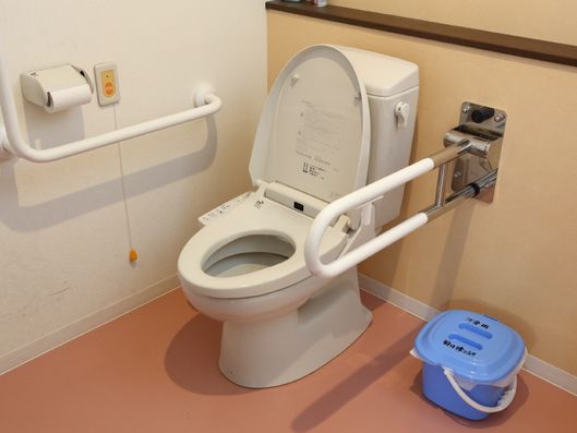 手すり完備の安全なトイレ