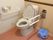 非常に衛生的で清潔に保たれているトイレには、手すりがつけられているため、安全に使用することができる。