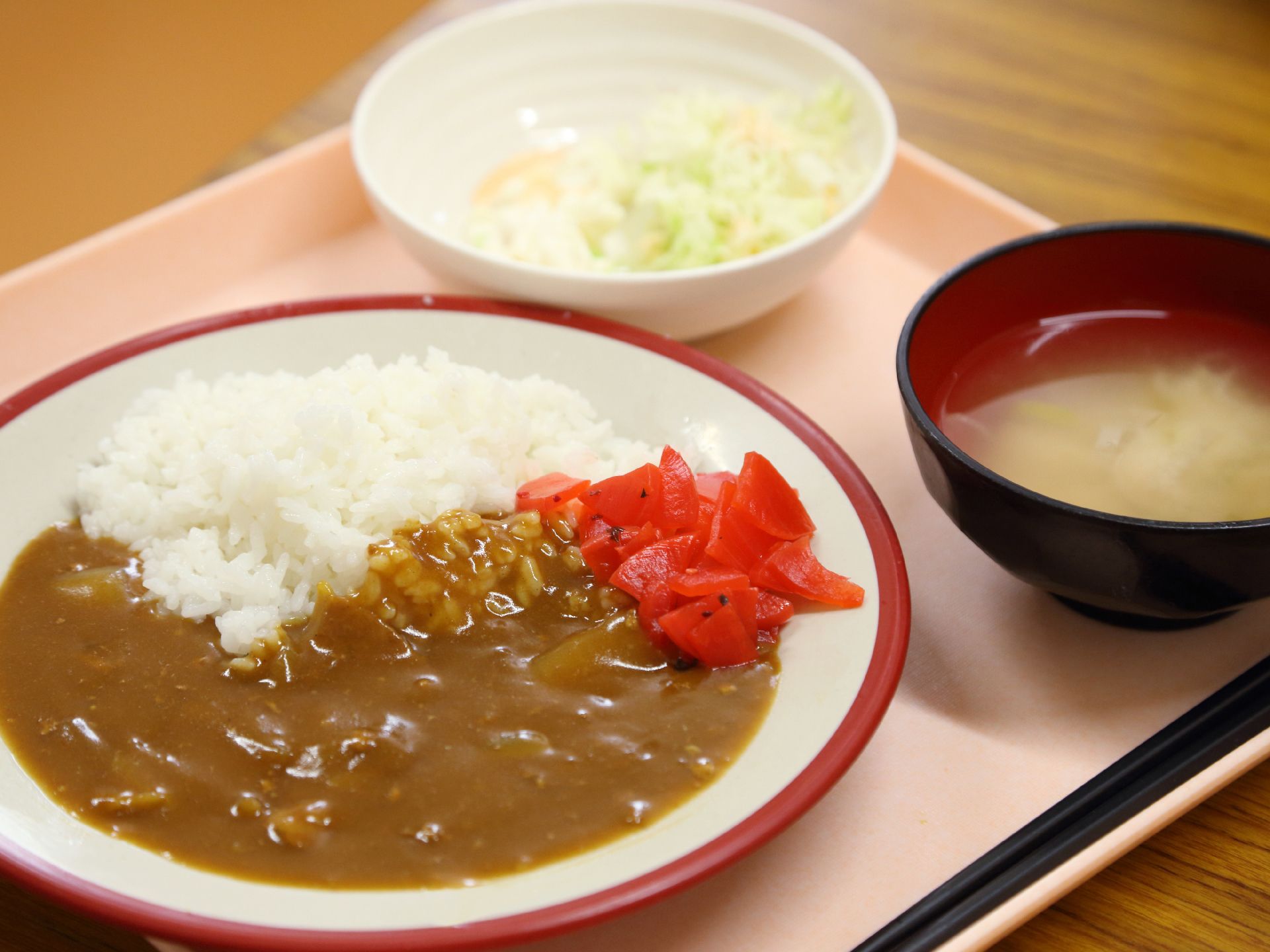 ご利用者様にお出ししている食事の献立の例。カレーライスや味噌汁、サラダといったような、おいしい食事を楽しむことができる。