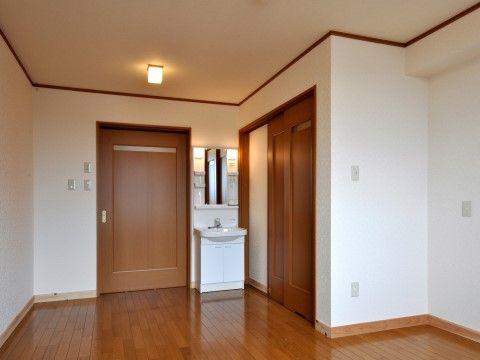「有料老人ホームやよいのもり」の居室。トイレや洗面台付きの快適な居室。