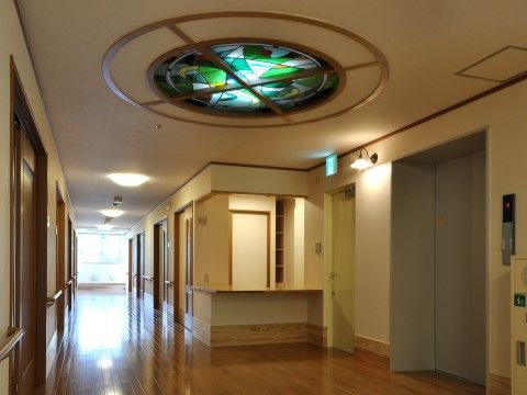 「有料老人ホームやよいのもり」のエレベーターホール。階ごとの移動が楽にできるエレベーター付き。