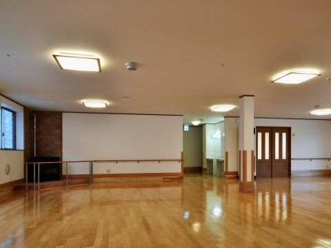 「有料老人ホームやよいのもり」のホール。アクティブに行うイベントは。、ホールを使用している。