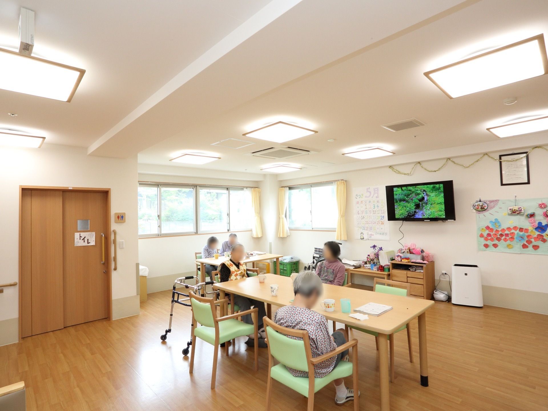 窓が多く、広々とした空間の談話室。話に花を咲かせたり、テレビを見たりとのんびりした時間を過ごすことができる。