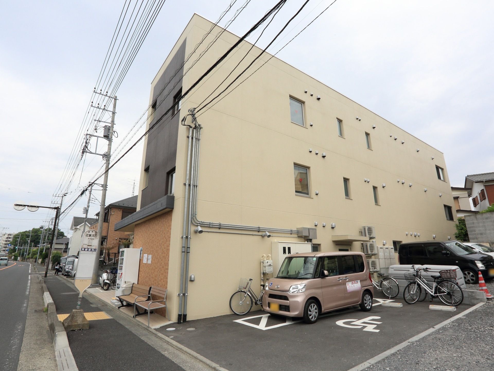 駐車場も停めやすいよう、入口も広く、ゆったりとしたスペースになっている。バス停も目の前と交通の便も良い。