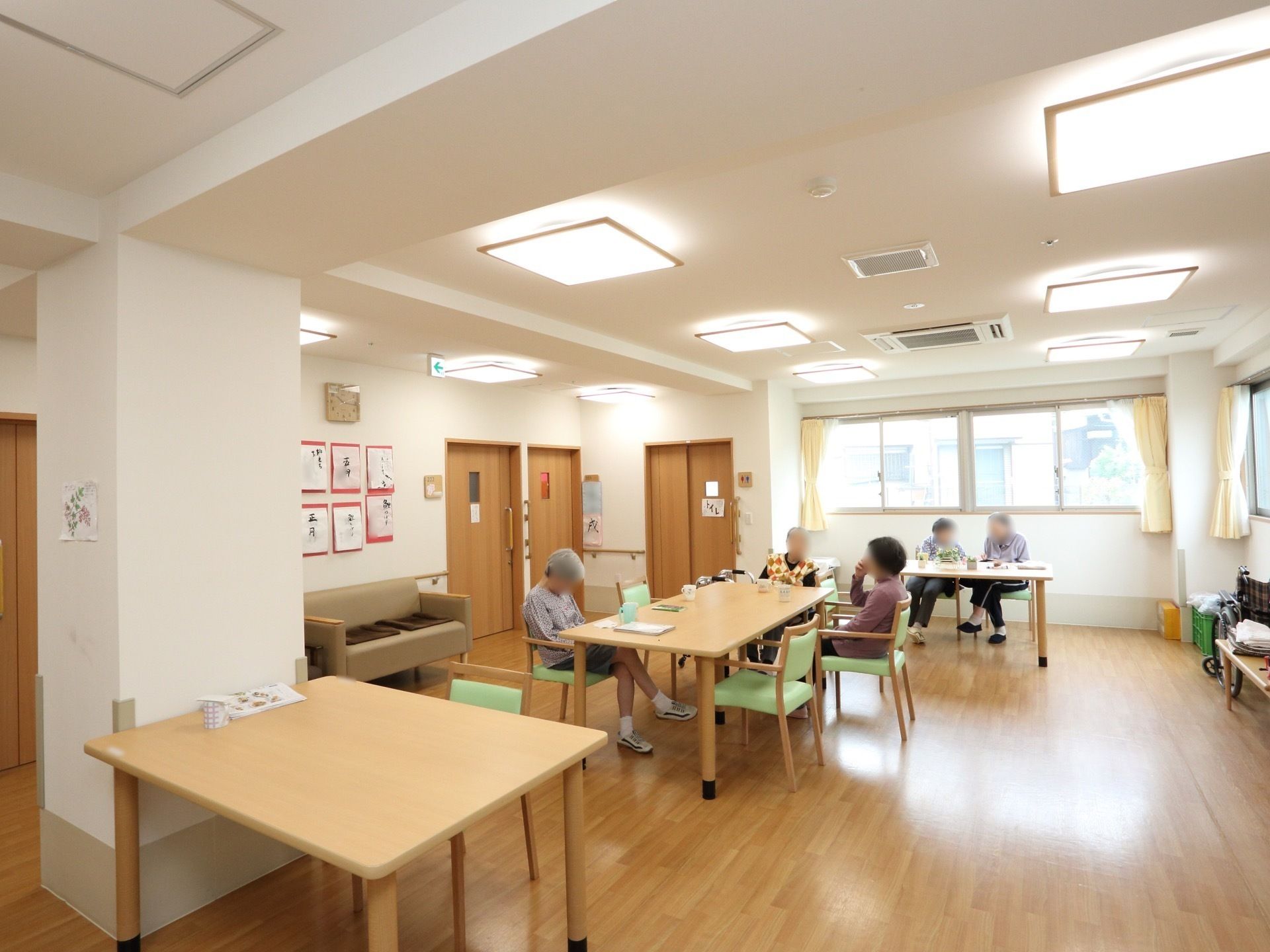 ダイニングテーブルがあり、入居者が談笑しているダイニングルーム