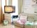 リビングにはソファーが置かれている。テレビが設置されており、カラオケの機材が用意されている。壁にはカレンダーが飾られている。