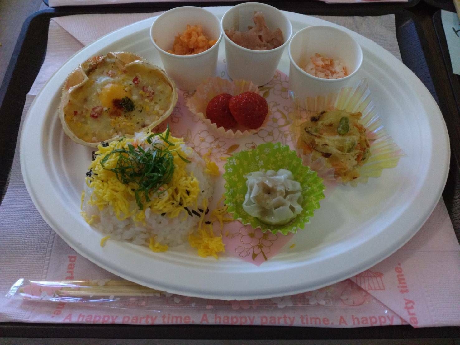 色とりどりの食事トレイ
