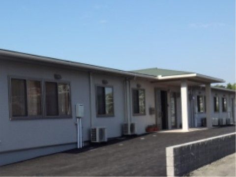 入り口前にゆるやかな坂がある、グループホーム施設外観