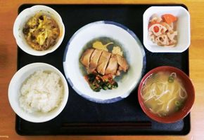 ごはんと味噌汁のセットが付いた和食