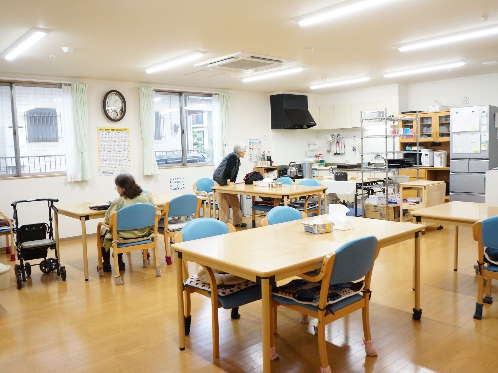 食堂にはテーブルや椅子が並べられている。テーブルにはテッシュボックスと広告で作られた入れ物が置かれている。