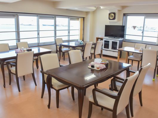 明るく食事を楽しめる食堂