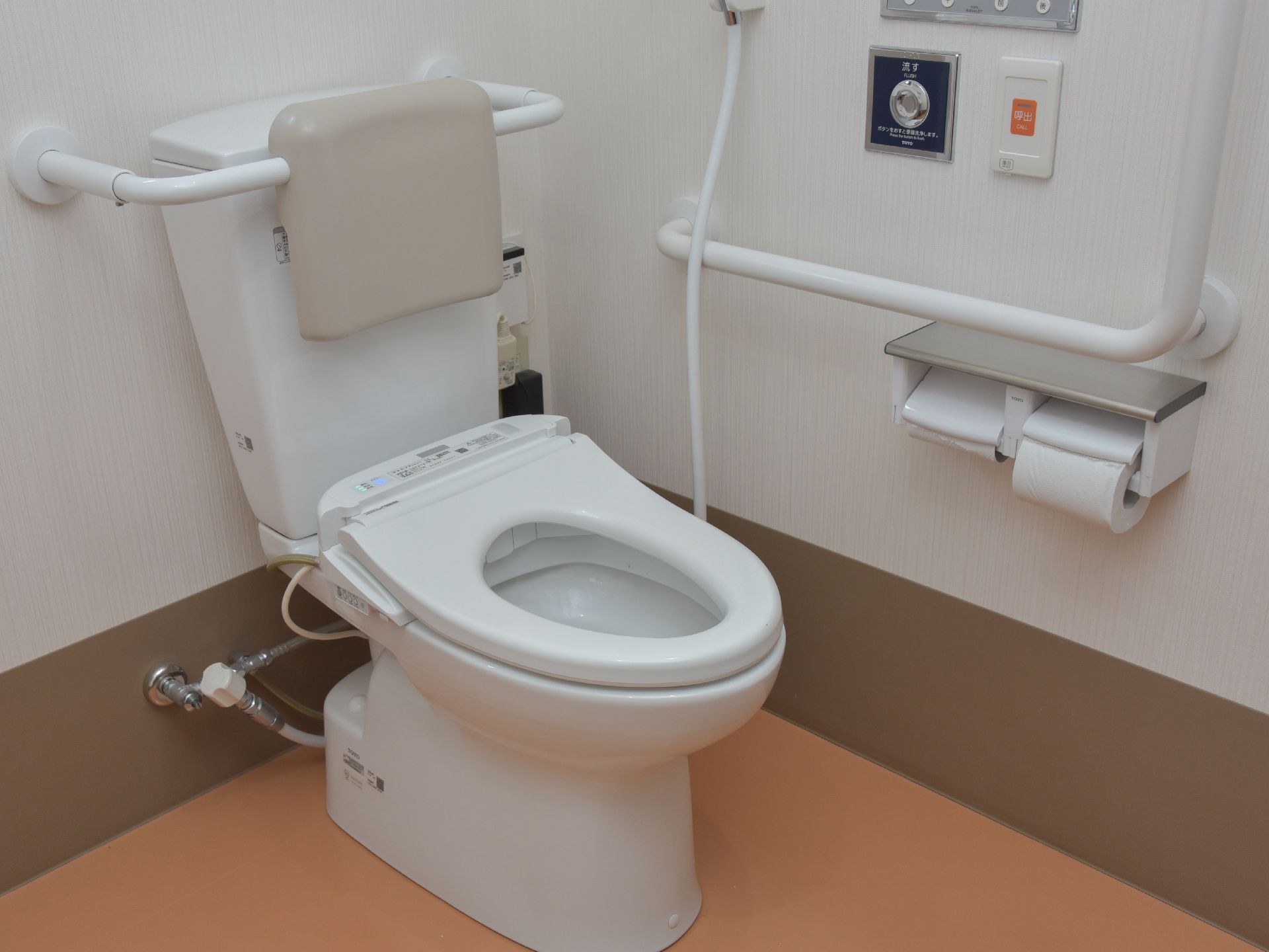 トイレもとてもきれいに清掃されており、衛生的だ。また、手すりがついているため、安全にトイレを済ませることができる。