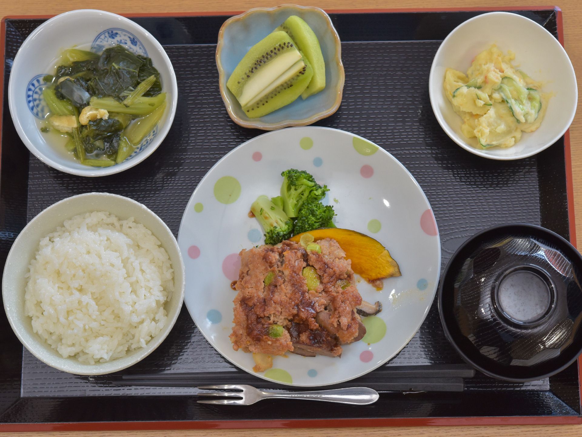 施設でお出ししている食事の例。栄養バランスを考慮して考えられた献立。ご利用者様が楽しく食事できるようなメニューとなっている。