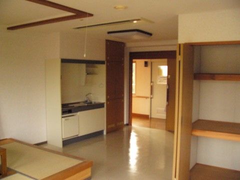 キッチンとクローゼットが設置されている共有スペース