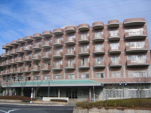 ライトブラウンの外壁で落ち着いた印象の５階建ての建物。鉄筋コンクリートのしっかりとした造りである。各居室にバルコニーがある。
