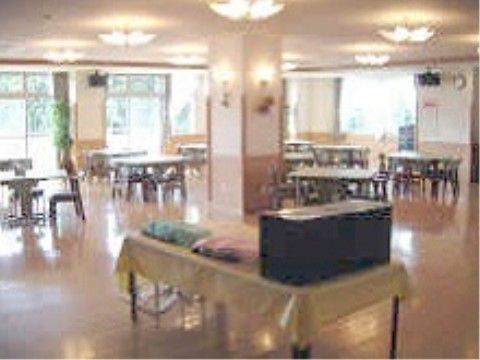 広いフロアにダイニングテーブルが複数設置され、テーブル同士の間隔を広めにとってある。窓が大きく開放的である。