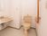 トイレには、水の温度調節ができる洗面台がある。便座の脇に縦横につながった大きな手すりが設置されている。