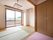 居室には、畳の部屋とカーペットの部屋がある。開き戸タイプの収納スペースがある。ベランダに出ることができる。