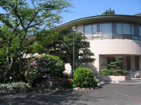 「ケアホーム偕楽園」の外観。介護事業所、ショートステイが隣接されている。