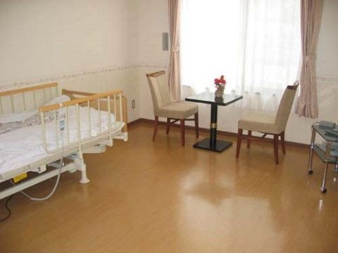 「ケアホーム偕楽園」の居室。介護ベッドは電動リクライニングが備わっている。