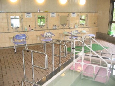 「ケアホーム偕楽園」の浴室。シャワーチェア、介助手すりを設置している。