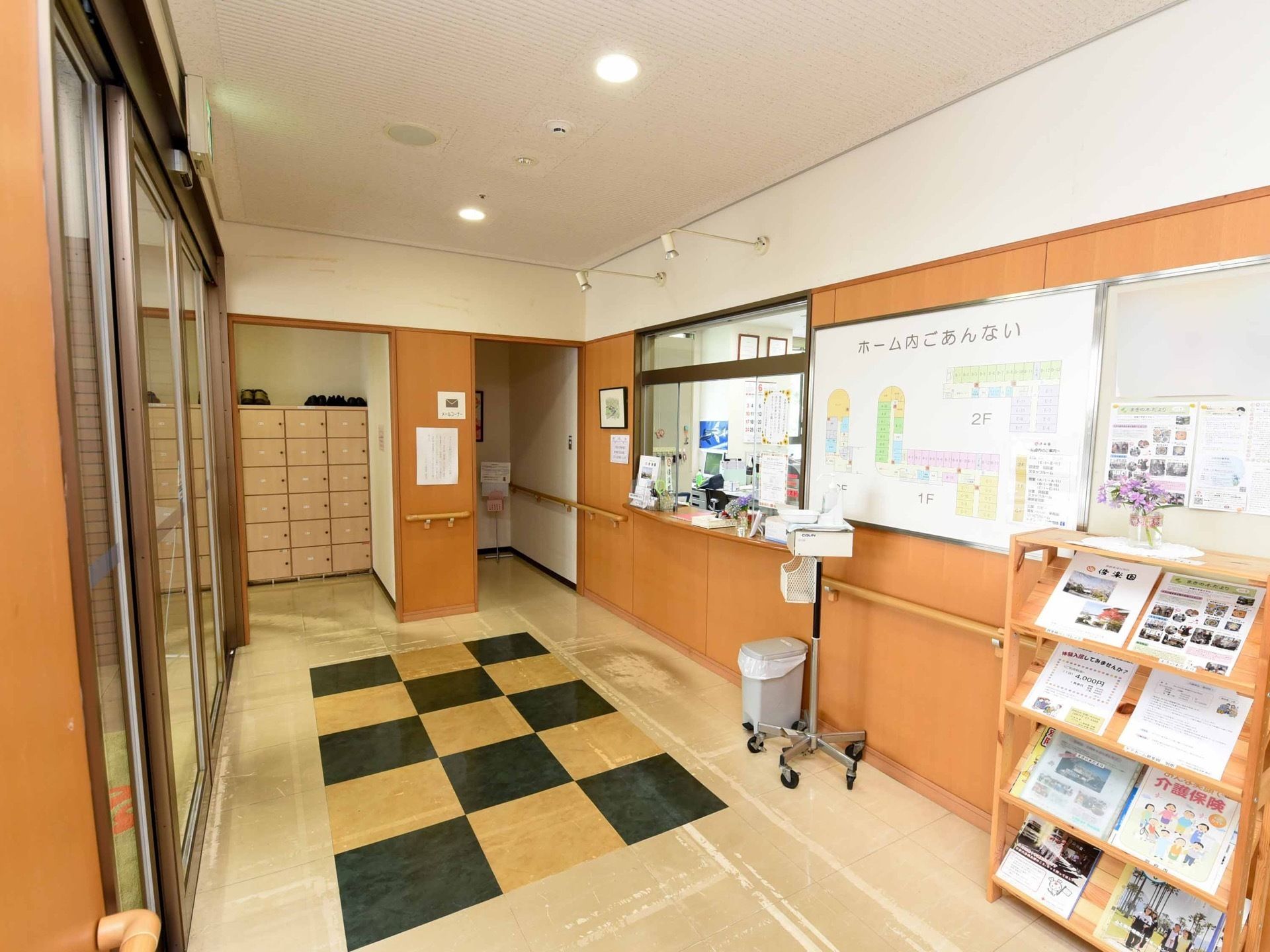 大きなガラス張りの自動ドアを入ると、正面に受付カウンターがある。館内の案内図や大型ロッカーも備わっている。