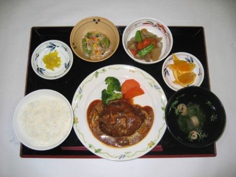 「ケアホーム偕楽園」のお食事。洋食、和食と日替わりでメニューを変えている。