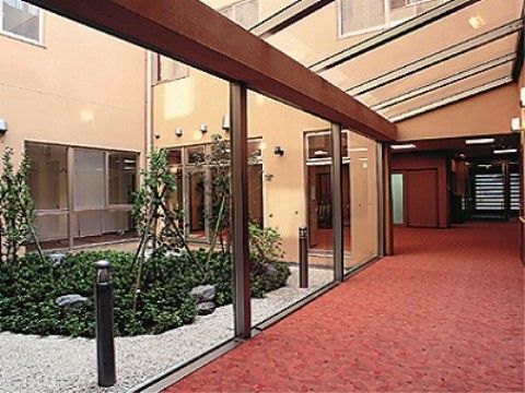 中庭には砂利が敷かれ、植物が植えられている。周囲には絨毯が敷かれ、ガラス窓を通して中庭を眺めることができる。