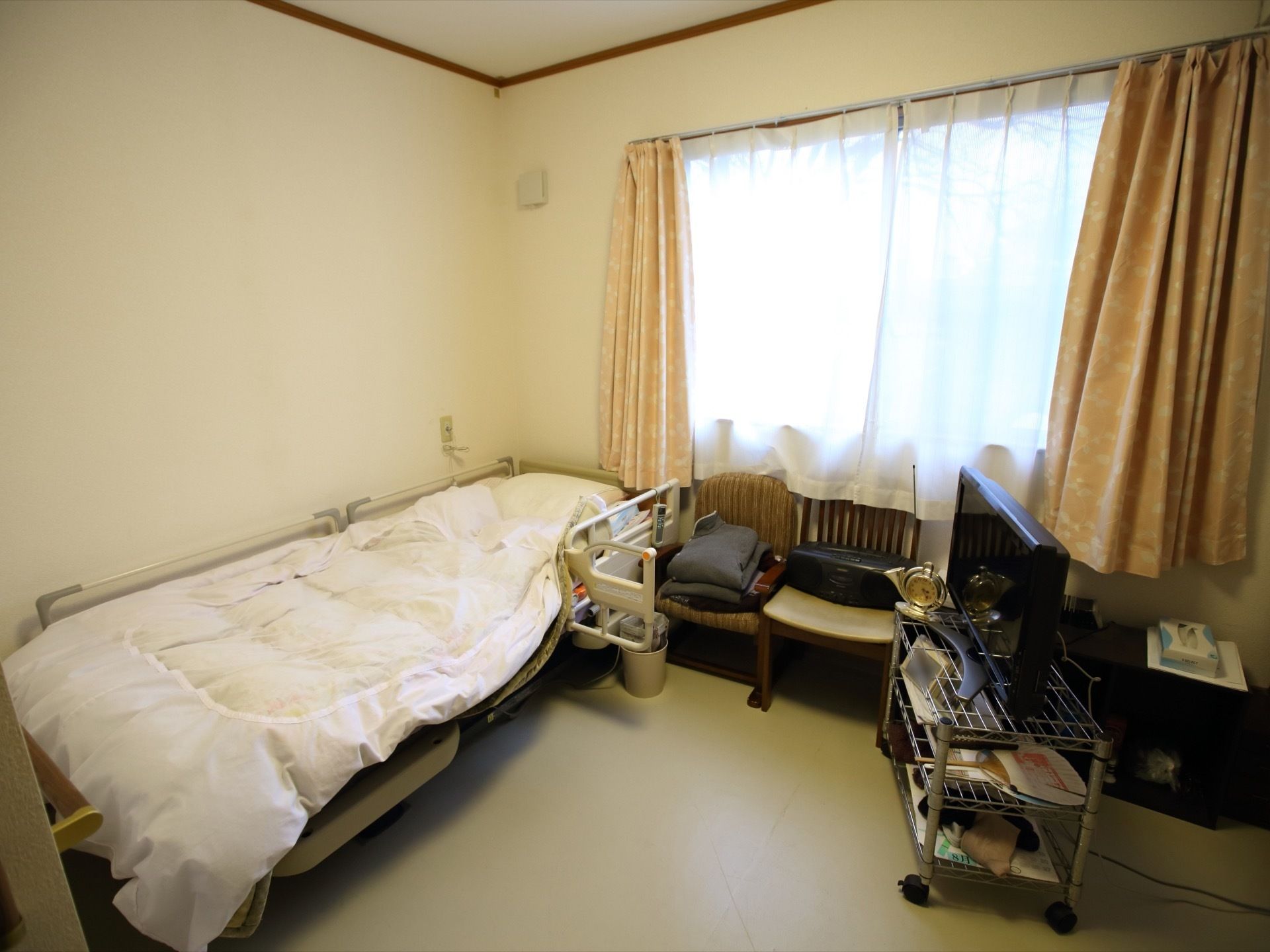 大きな窓から日光が差して気持ち良い。自分でレイアウトを考え、使用できる。テレビやラジカセなど家電も豊富で、のんびりと過ごせる。