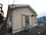 木造の平家でのんびりした雰囲気である。建物の裏は細い通路になっていて、近隣住宅と隣接し、土地に馴染んでいる。
