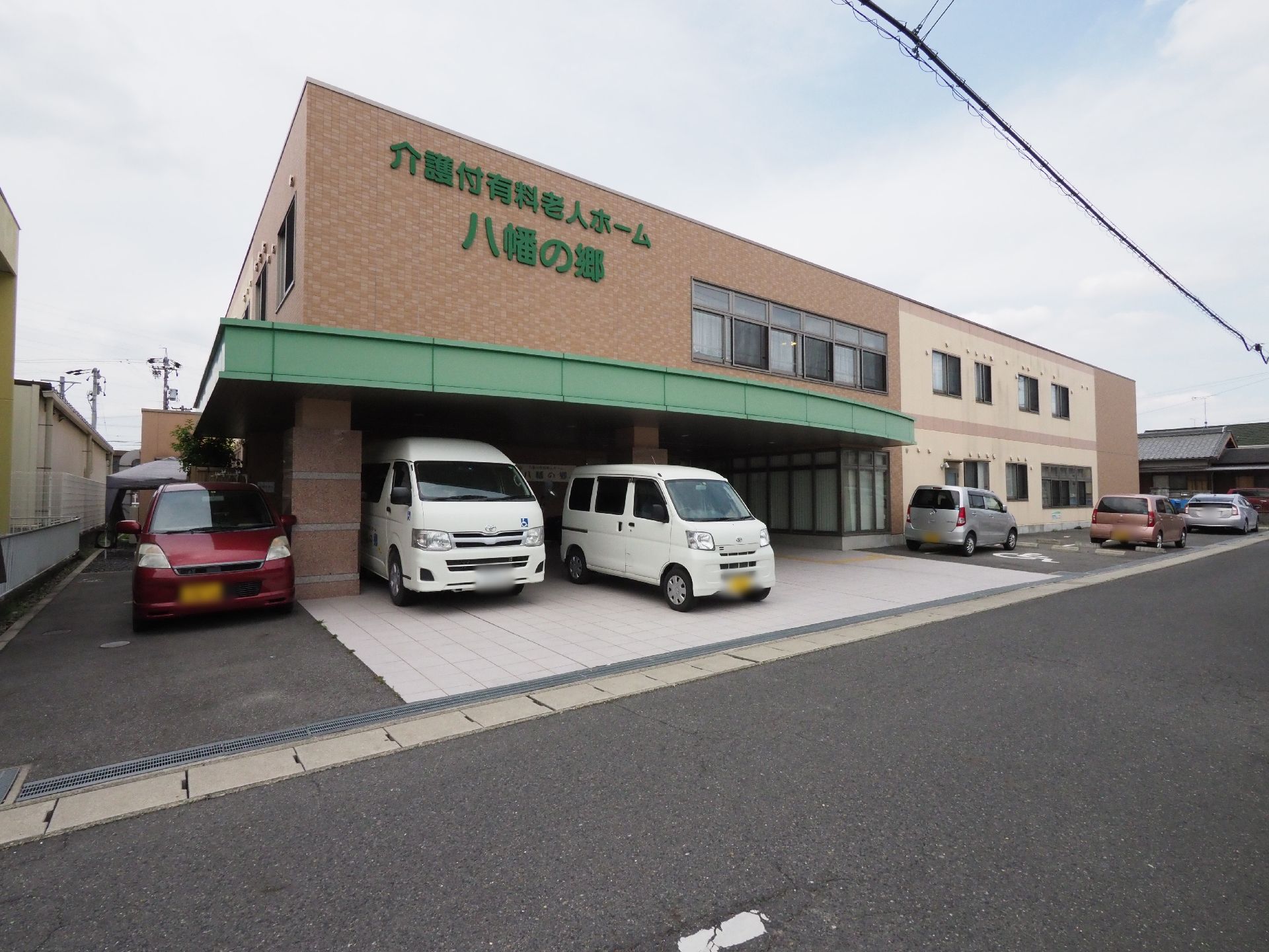 1階部分に駐車スペースを設けた施設の外観。
