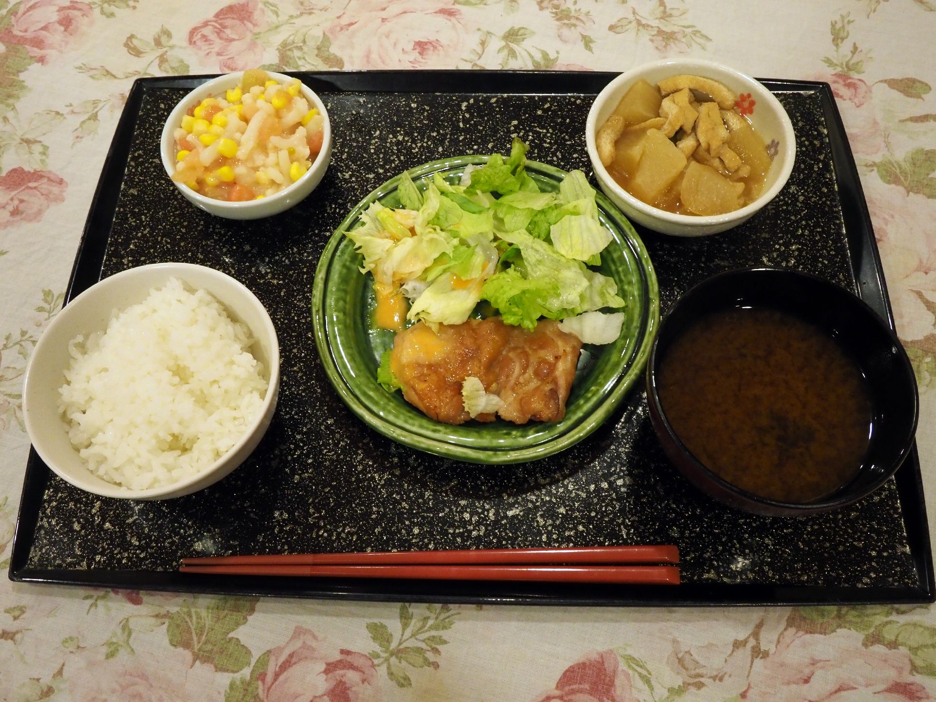 施設で召し上がるお食事。一汁三菜で栄養面でのバランスがとれている。彩り豊かに、味覚だけでなく視覚でも美味しくいただける。
