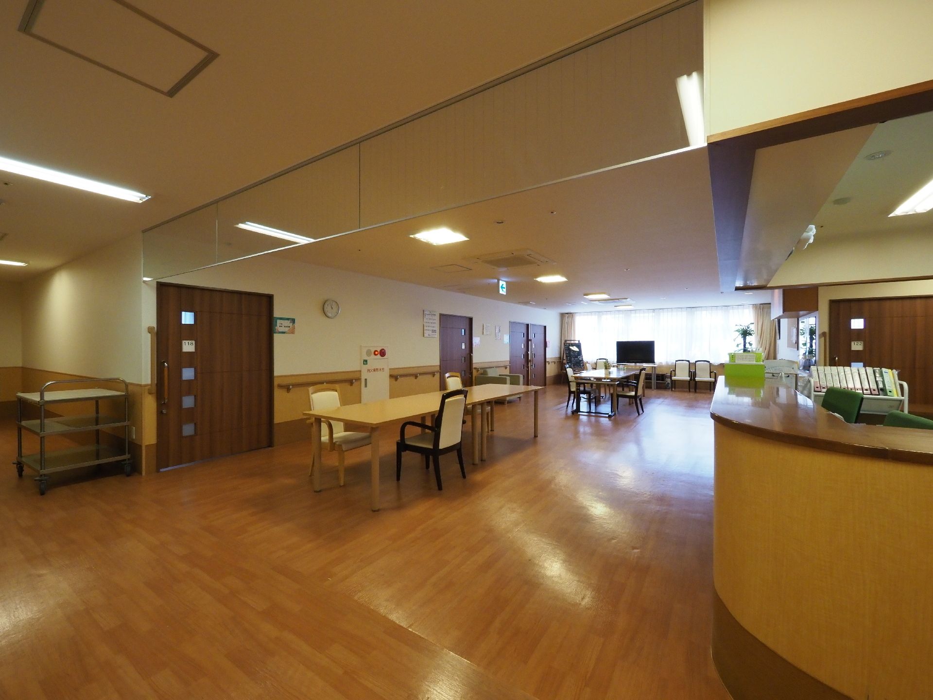 木目調で温かみのある受付。扉はすべてスライド式となっており、足腰が弱い方、車いすを使用している方にも安心。