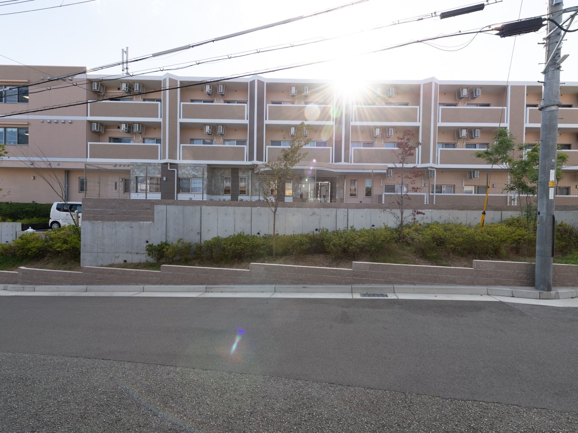 淡いブラウンを基調とした３階建ての大きな建物である。各居室にはベランダが完備されている。周辺は自然に恵まれている。
