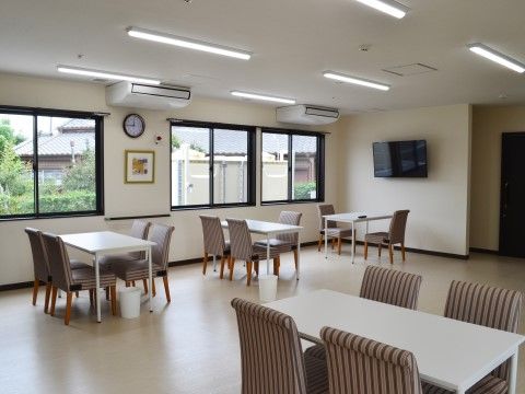 四つのダイニングテーブルセットが置かれている共有スペース