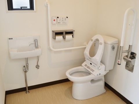 「ヴィベル多々良沼公園Ⅱ」のトイレ。可倒で上げ下げでき、車椅子の方に優しいトイレ。