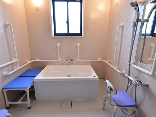 手すり付きの浴室