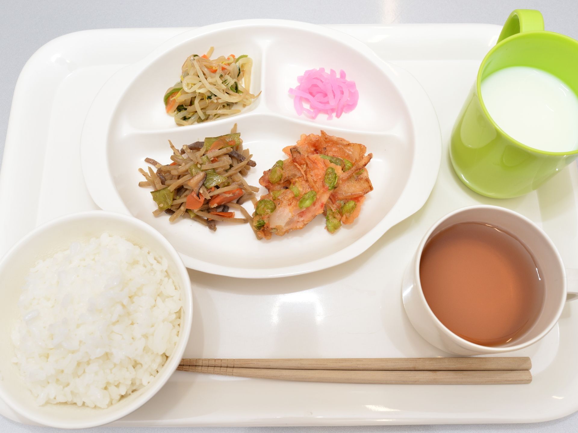 栄養バランスに配慮した彩り豊かなヘルシーメニュー。食事が映える白い食器を使っている。食べやすいようおかずはワンプレートにまとめてある。
