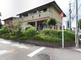 静かな住宅街に位置する施設外観