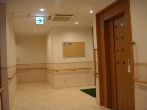 壁に手すりが備え付けられている、グループホームの廊下