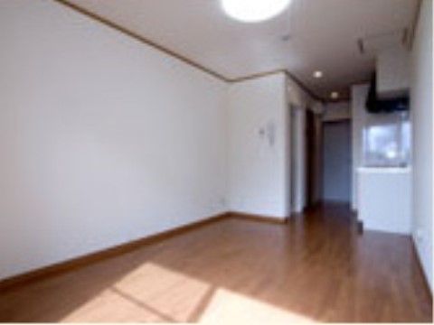 居室はシンプルな作りになっており、キッチン、トイレ、洗面台などが備え付けられている。段差がないため車椅子でも楽に過ごせる。