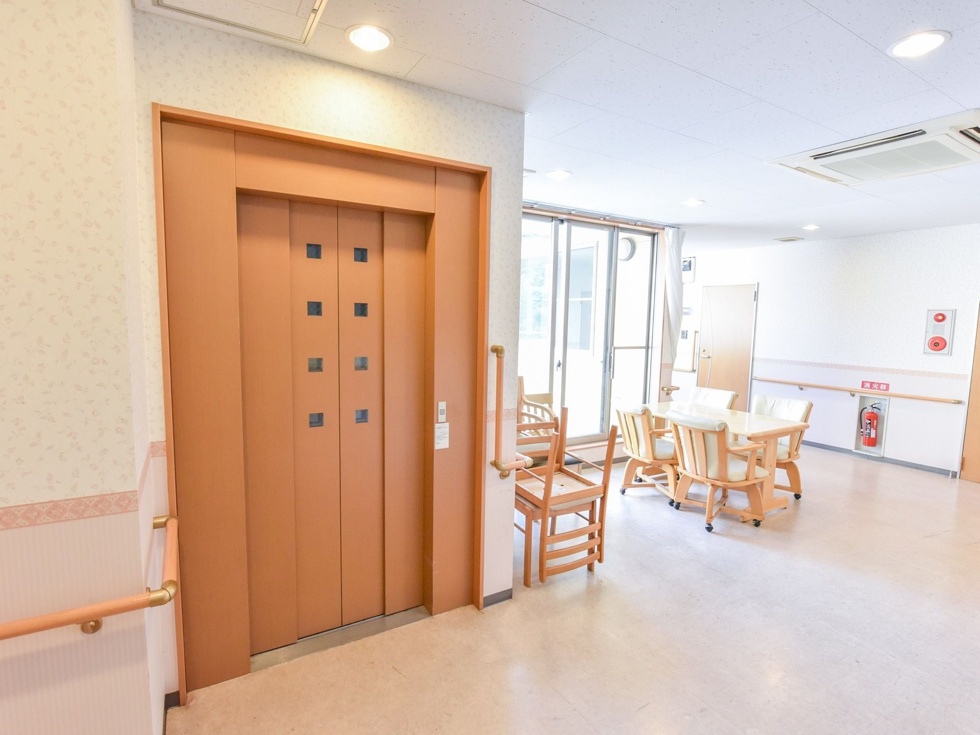 廊下は手すりがついており、移動の際も安全である。エレベーターがあり、上階と下階の行き来も楽に行える。