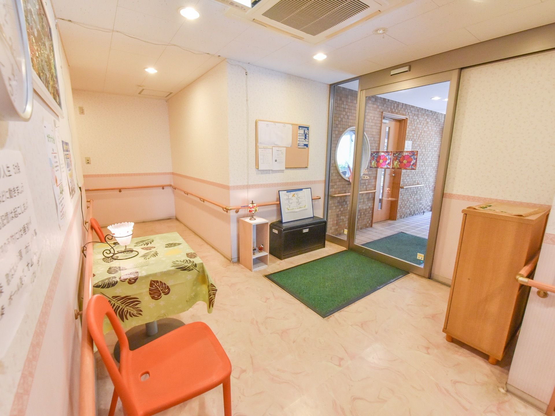 玄関を入ると明るいポーチがある。椅子とミニテーブルが置いてあり、入居者様と来訪者様が待ち合わせのできるスペースとなっている。
