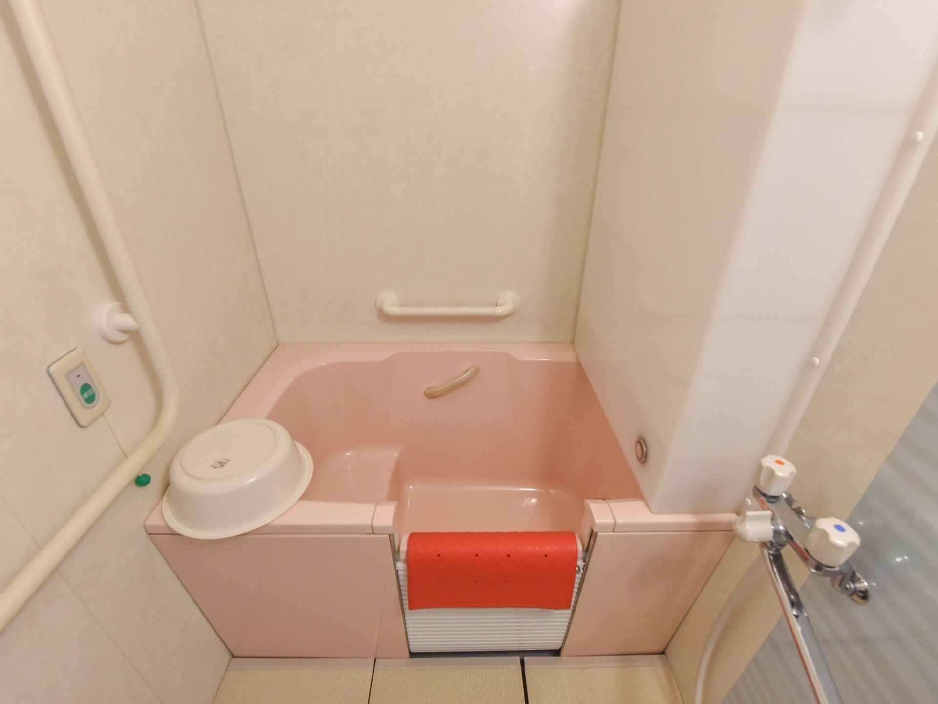 浴槽は出入りがしやすいよう側面の高さが調整できる仕様になっている。壁には手すりがついており、濡れた足場での歩行をサポートする。