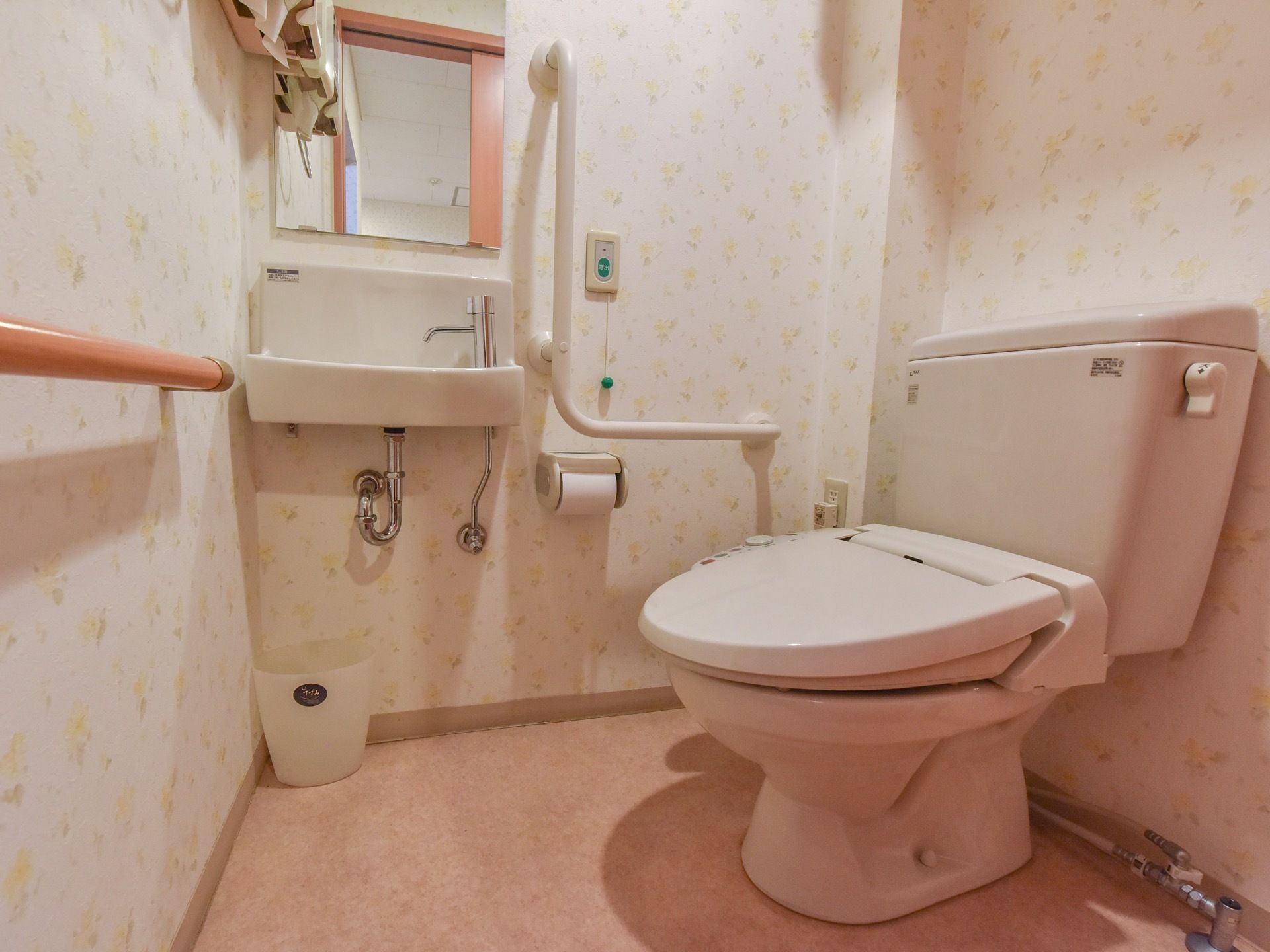 広々とした洋式のトイレがある。手すりがついており、座ったり立ち上がったりする動作を楽に行える。洗面台もトイレ内についている。