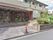 建物と道路の間には一時的に車が止められるスペースが設けられている。玄関に続く階段がある。手すりがついており、昇降をサポートする。