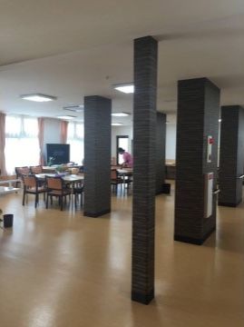 「リハビリケアおおえのき」のリビング。お食事の際は、入居者様が集まる。