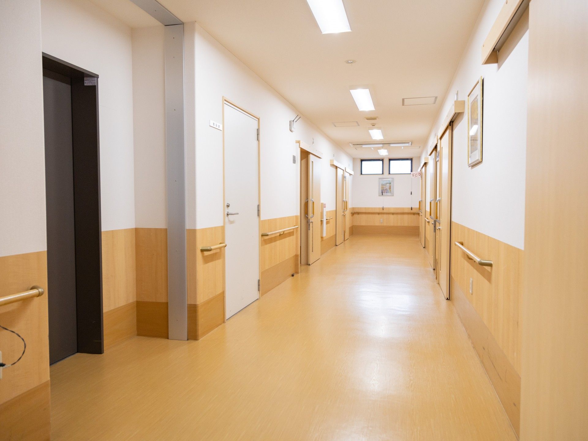 手すり付きの明るい廊下